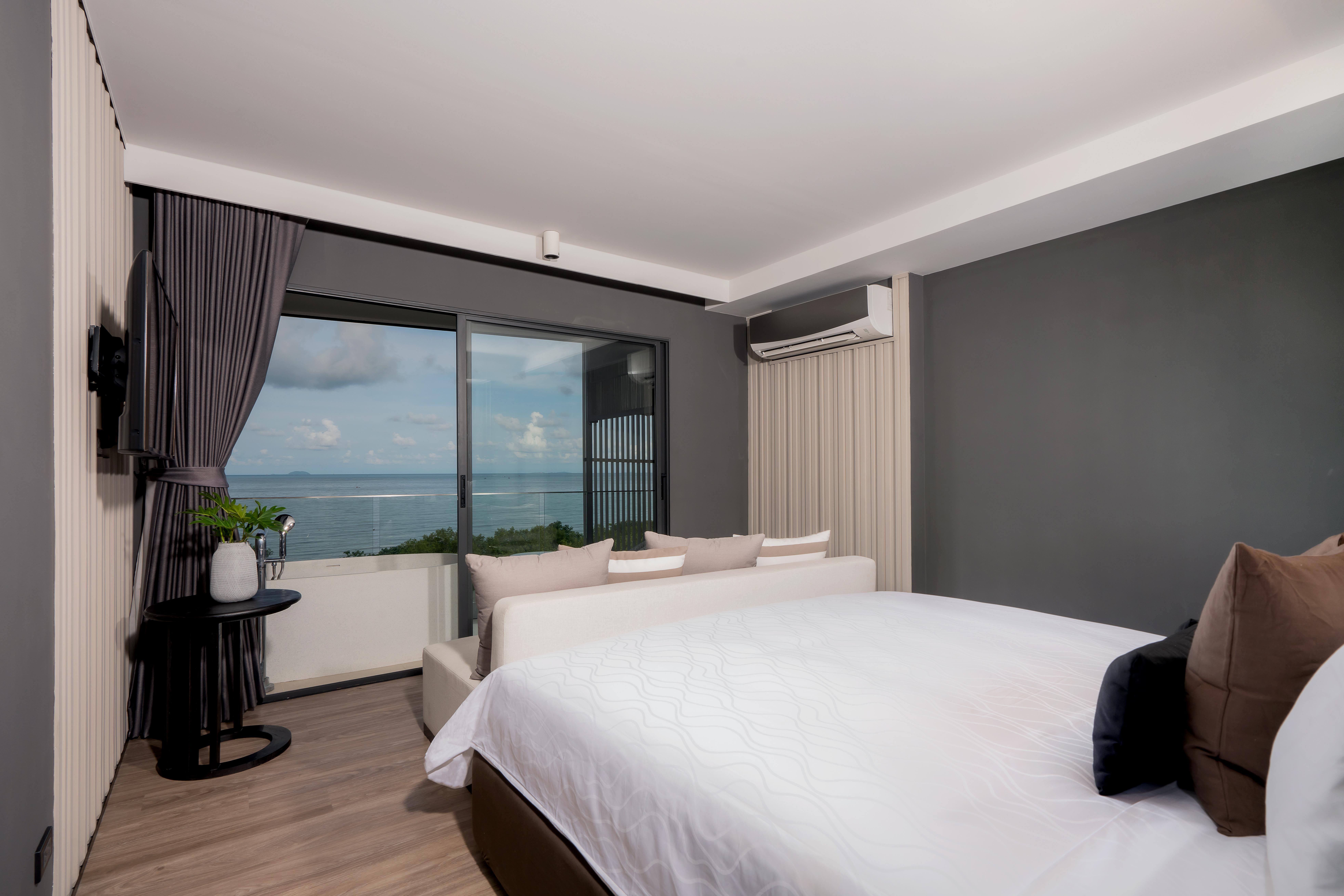 Bayphere Hotel Pattaya Jc Praia de Jomtien Exterior foto A bedroom in a hotel