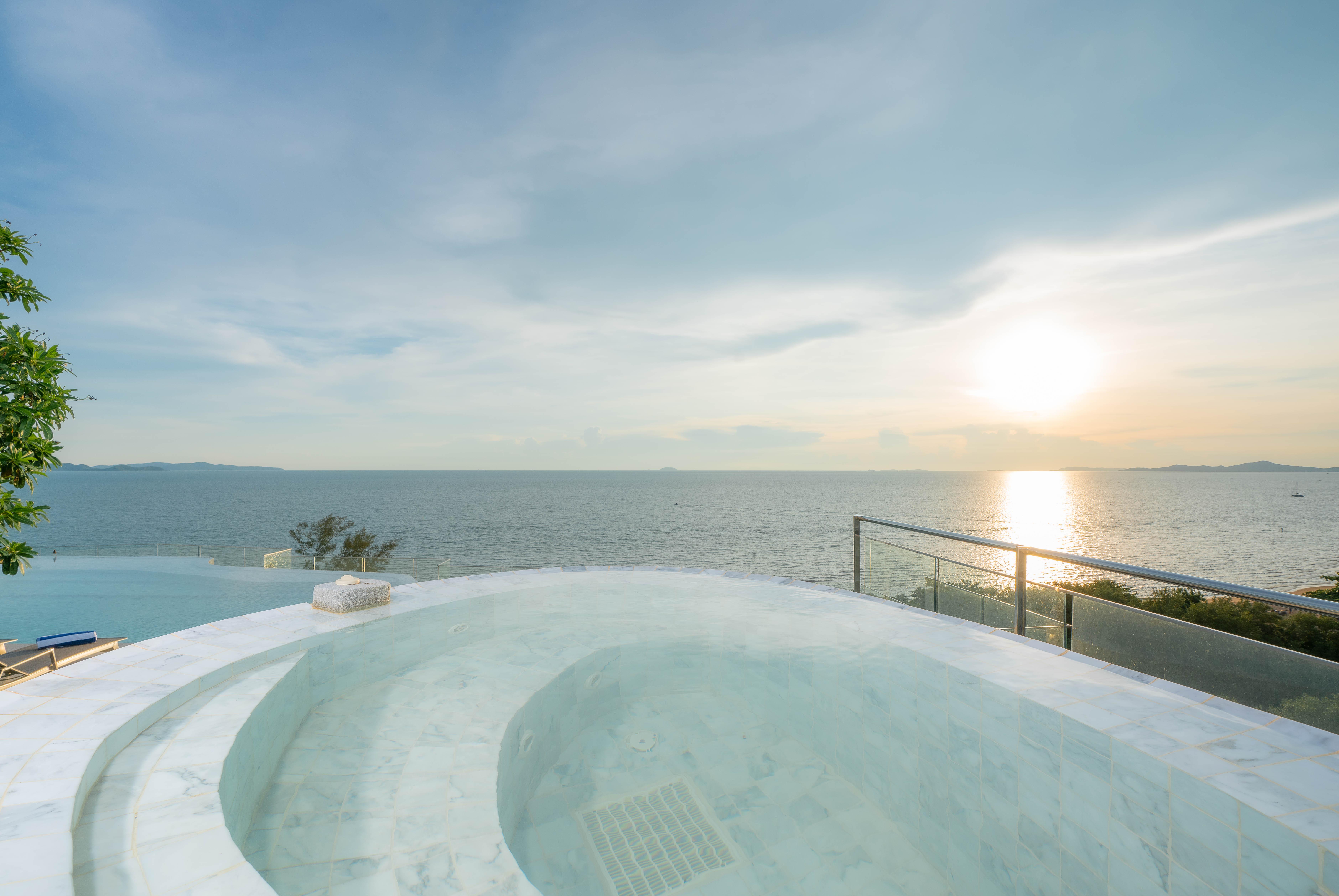 Bayphere Hotel Pattaya Jc Praia de Jomtien Exterior foto View from the rooftop
